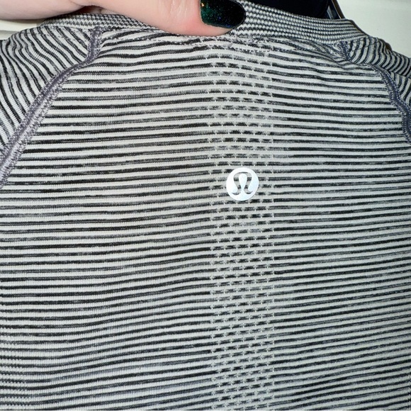 Lululemon Swiftly Tech 2.0 Black and White Stripes Short Sleeve Tee Size 6 - Picture 8 of 8